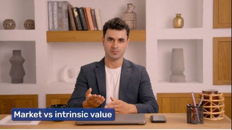मार्केट और इन्ट्रिन्ज़िक वैल्यू कैसे अलग होती है?