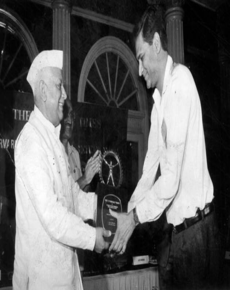 Rahul Bajaj receiving the Economic Times Harvard Business School Association of India Award